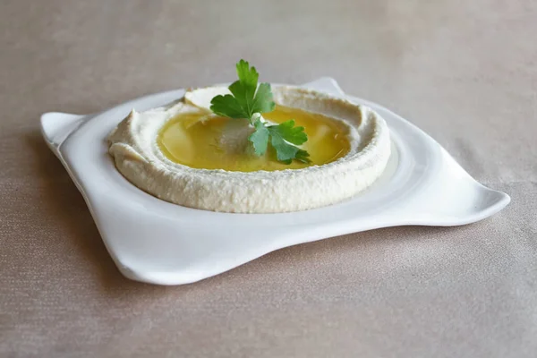 Ein Traditioneller Libanesischer Teller Hummus Mit Viel Olivenöl Und Einer — Stockfoto