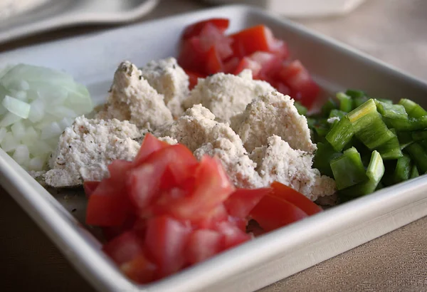 Une Assiette Shanklish Avec Tomates Hachées Poivre Oignon Images De Stock Libres De Droits