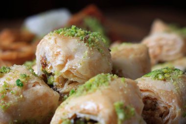 Lübnan 'ın Kol w Chkor adlı tatlıları, daha popüler baklawa' nın mna versiyonu..