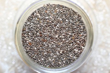 Cam kavanozdaki chia tohumlarının üst görüntüsü.