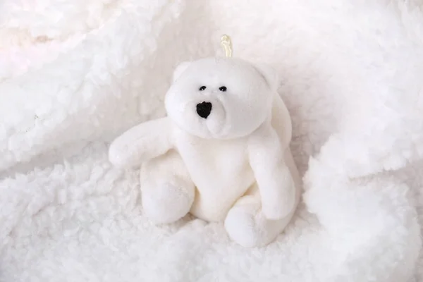 Белый Плюшевый Белый Медведь Белом Меховом Одеяле — стоковое фото