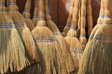 Lübnan 'ın Batroun kasabasındaki geleneksel saman süpürgelerinin arka planı.