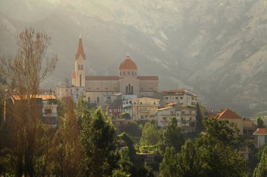 Lübnan 'ın Bcharre kasabasındaki Aziz Saba Kilisesi ağaçlarla çevrili..