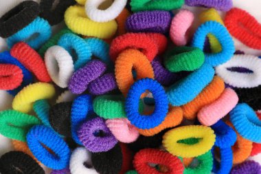 Bir demet parlak renkli saç lastiği..