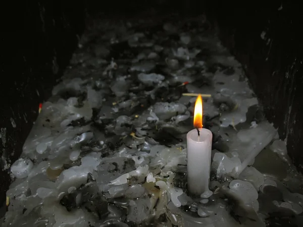 Una Sola Candela Che Scioglie Silenzio Una Chiesa — Foto Stock