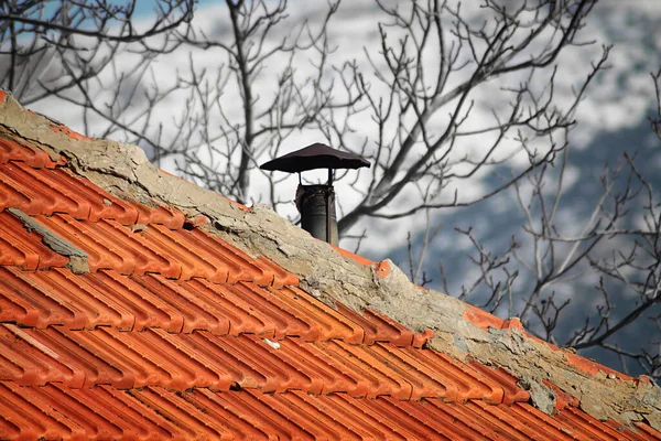 Una Chimenea Tejado Tradicional Libanés Tejas Durante Invierno Nevado —  Fotos de Stock