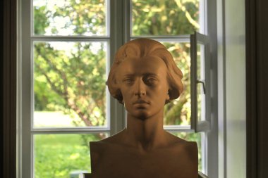 ELAZOWA WOLA, 28 AĞUSTOS 2017: Frederic Chopin 'in doğduğu yer olan Little-Manor' daki büstü Polonya 'da bir müzeye dönüştürüldü..
