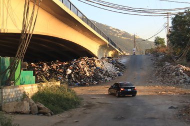 Jounieh, Lübnan - 1 Ağustos: Piling Lübnan şehirler üzerinde 1 Ağustos 2015 Jounieh şehir gösterilen sokaklarında çöpe. Hükümete karşı geçerli gösteriler bu çöp kriz gerisindedir.