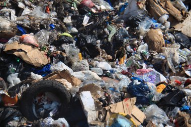 Jounieh, Lübnan - 1 Ağustos: Piling Lübnan şehirler üzerinde 1 Ağustos 2015 Jounieh şehir gösterilen sokaklarında çöpe. Hükümete karşı geçerli gösteriler bu çöp kriz gerisindedir.