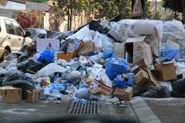 Jounieh, Lübnan - 1 Ağustos: Piling Lübnan şehirler üzerinde 1 Ağustos 2015 Jounieh şehir gösterilen sokaklarında çöpe. Hükümete karşı geçerli gösteriler bu çöp kriz gerisindedir.