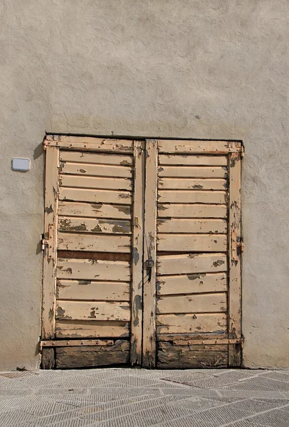 Stare Drzwi Żółty Peeling Farby — Zdjęcie stockowe