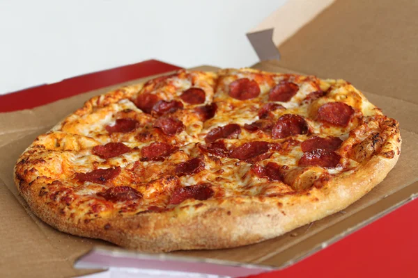 Pepperoni Pizza en carton isolé — Photo