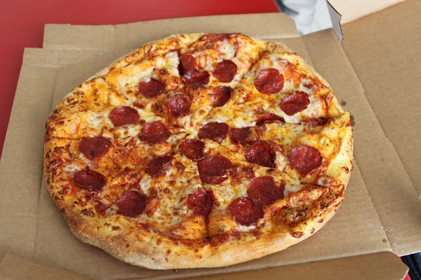 Pizza im Karton — Stockfoto