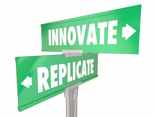 Innovate vs replicate - Wegweiser — Stockfoto