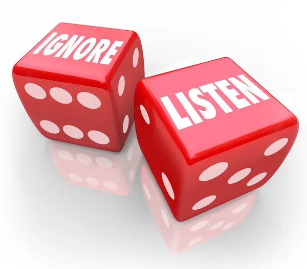 Lyssna vs ignorera 2 röda tärningar ord uppmärksamma — Stockfoto