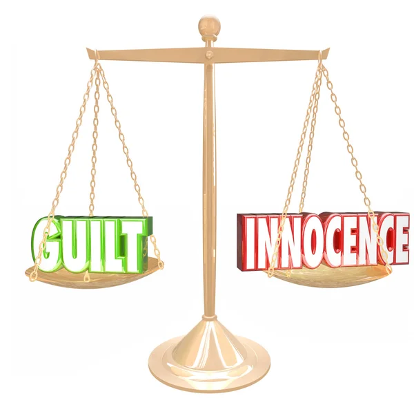 Schuld vs onschuld 3d woorden op een gouden schaal — Stockfoto