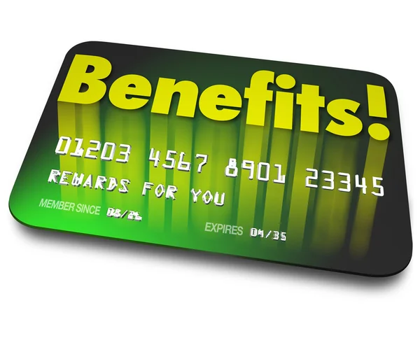 Beneficios palabra en una tarjeta de crédito verde — Foto de Stock
