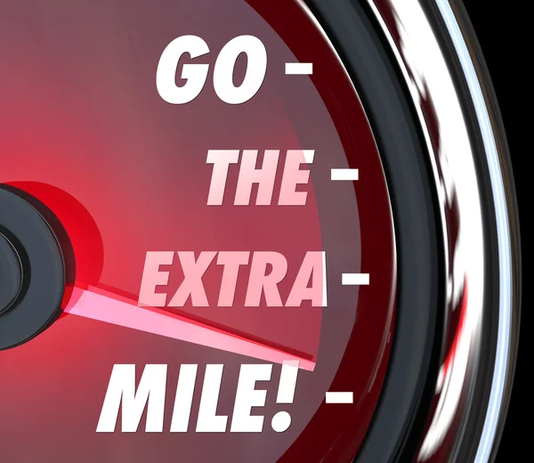 Vá as palavras Extra Mile em um velocímetro — Fotografia de Stock
