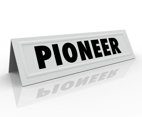 Pioneer szó egy névjegykártya sátor — Stock Fotó