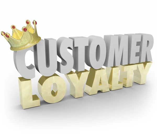Слова лояльности клиентов в 3d буквах с золотой короной — стоковое фото