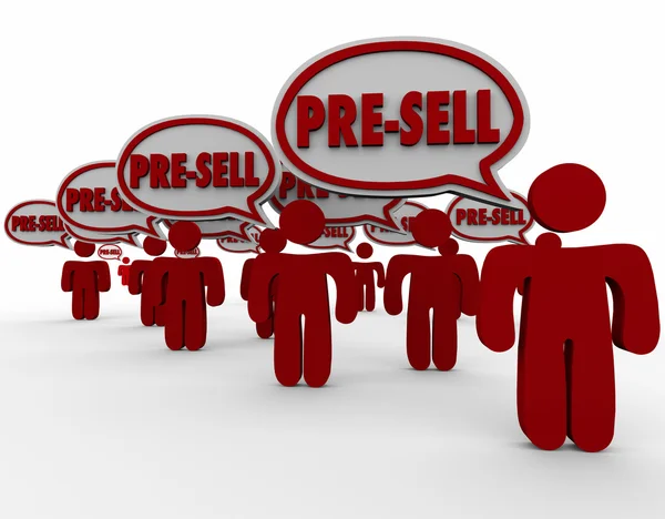 Pre-Sell слово в речи пузыри над головами клиентов — стоковое фото