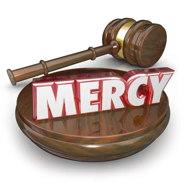 Mercy parola 3d in lettere rosse su un martelletto — Foto Stock