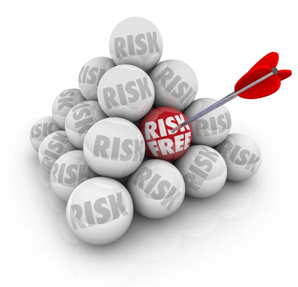 Risico gratis woorden op rode bal in piramide met pijl — Stockfoto