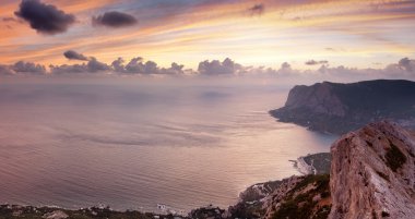 Dağın tepesinden günbatımı görünümü