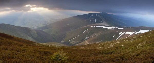 Lever de soleil dans la vallée des Carpates — Photo