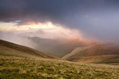 bulutlar dağın zirvesinde