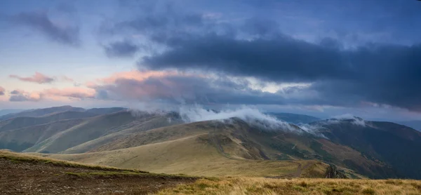 Ciel sombre sous la vallée de montagne — Photo