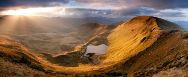 Sunrise Karpat dağ Vadisi