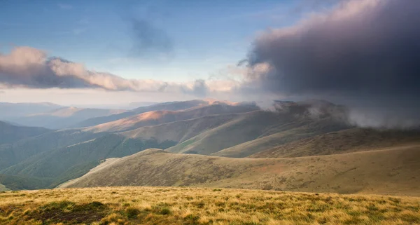 Nuages sombres sous la vallée de montagne — Photo