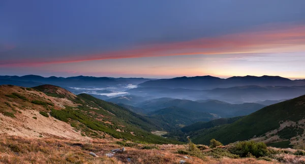 Carpathian berg dalen under sunrise — Stockfoto
