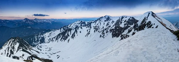 Karpaten vallei onder de sneeuw in de buurt van Oekraïne-Roemenië borde — Stockfoto