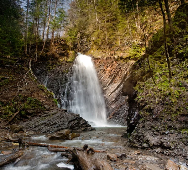 Huk vattenfall i Karpaterna — Stockfoto