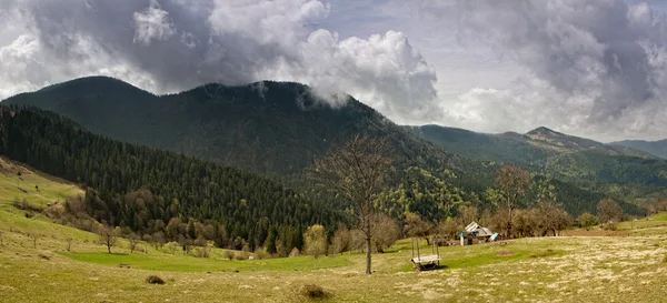 Ukraine. Paysage de village de montagnes des Carpates — Photo