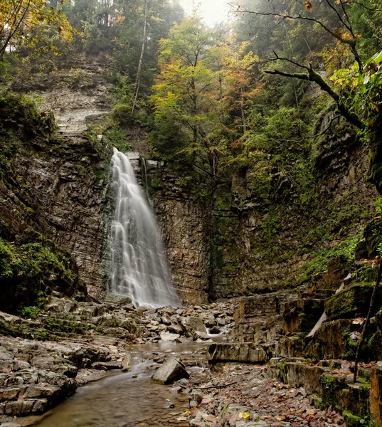 Alta cascada en las montañas Cárpatos — Foto de Stock