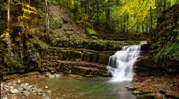 Karpaten Gebirgsfluss mit kleinem Wasserfall lizenzfreie Stockbilder