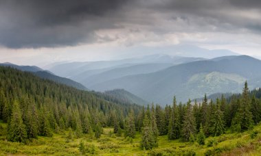 Karpat dağ Vadisi üzerinde kara bulutlar