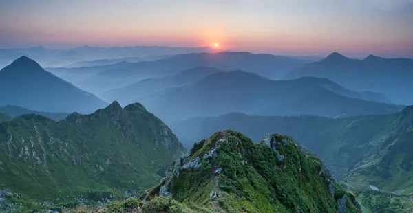 Východ slunce na vrcholu v Karpatských horách — Stock fotografie