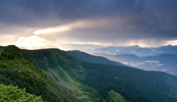 Tramonto dopo la pioggia sulle montagne dei Carpazi — Foto Stock