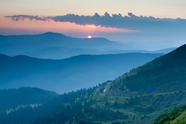 Sunrise in Carpathian mountains valley — Stock Photo, Image