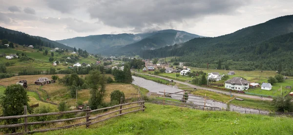 Malá vesnice v Karpatských horách — Stock fotografie