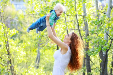 Anne bebekle oynarken