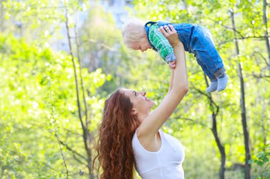 Anne bebekle oynarken