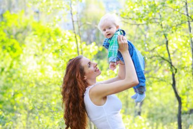 Anne bebekle oynarken