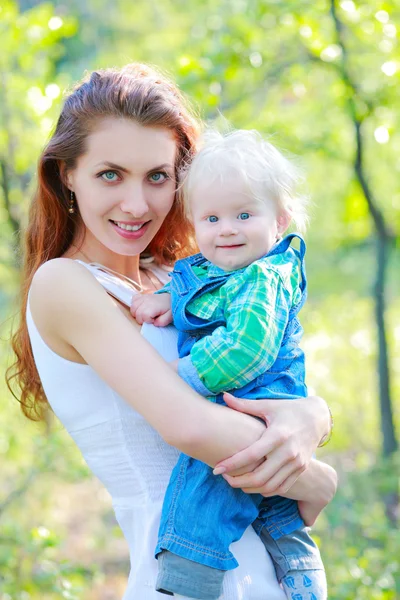 Çocuk ile anne — Stok fotoğraf