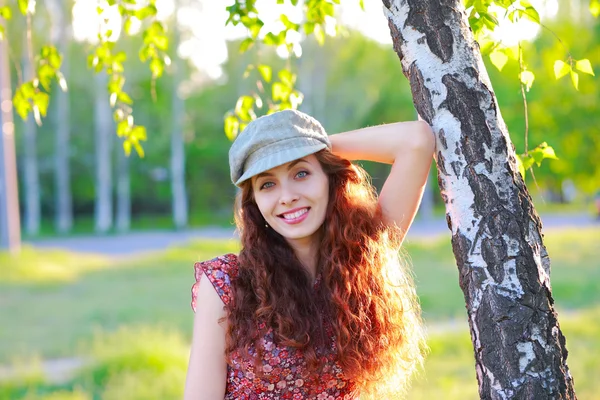 Krásy dívka v čepici na venkovní — Stock fotografie