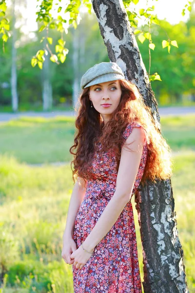 Beauté fille dans le chapeau sur l'extérieur — Photo